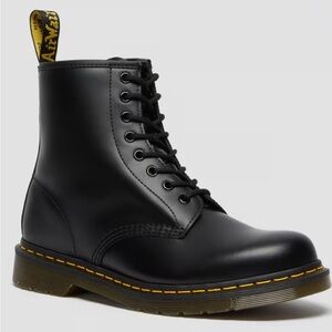 Dr. Martens 1460 smooth leather lace up boots like new, worn once. Women’s sz 7